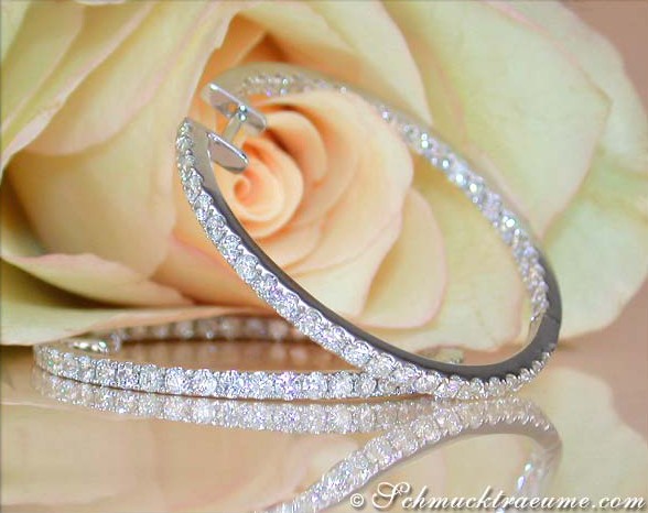 Weißgold-Creolen mit Diamanten auf Rosenblüte, elegante Trageperspektive