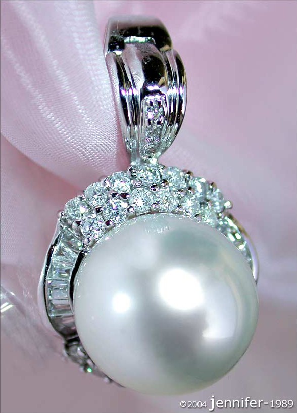 Detail des Südseeperlen-Anhängers mit Diamantverzierungen in Weißgold 750