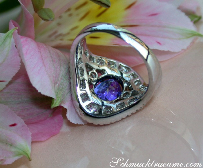 Weißgold-Tansanit-Ring mit Diamanten auf Blüte, sanfte Formen, elegant.