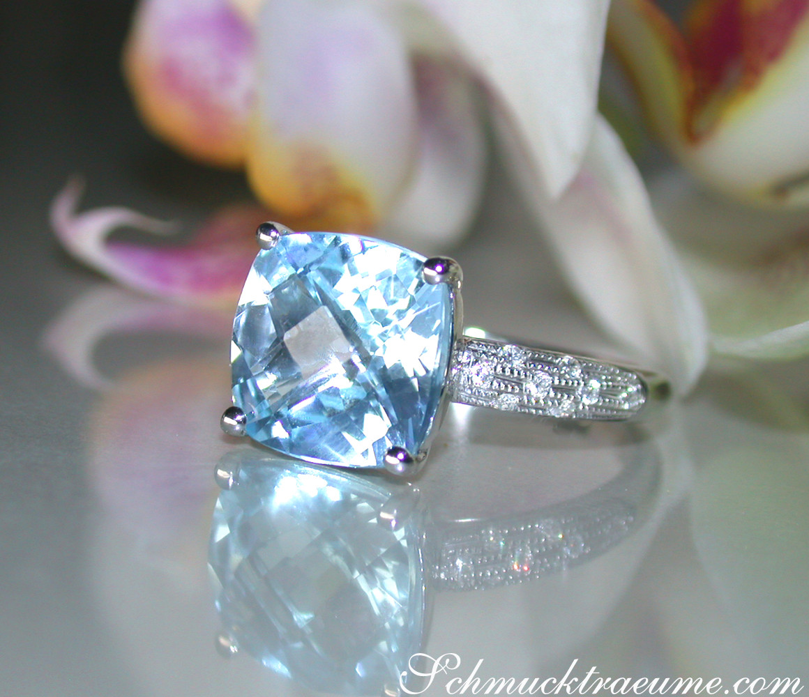 Blautopas-Ring mit Diamanten in Weißgold 585, detailreich, elegant, auf Blüte abgestimmt.