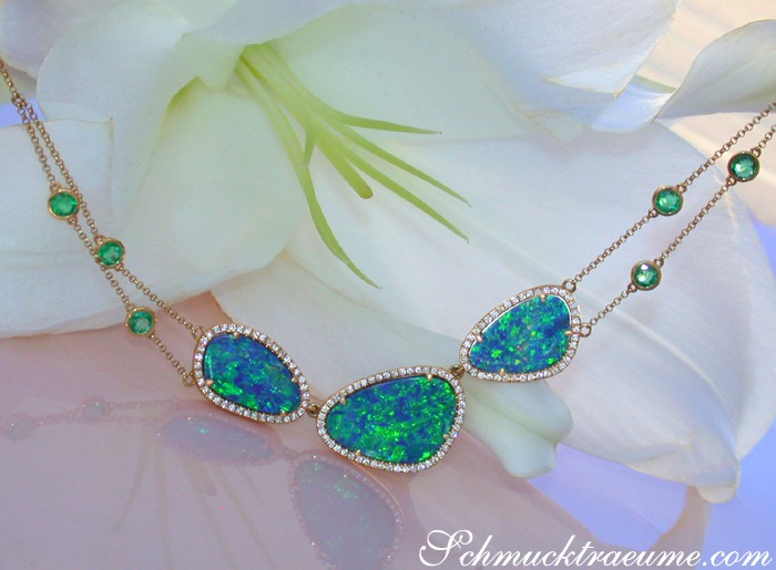 Blumenhintergrund, Boulder Opal-Collier mit Smaragden und Brillanten, Goldkette