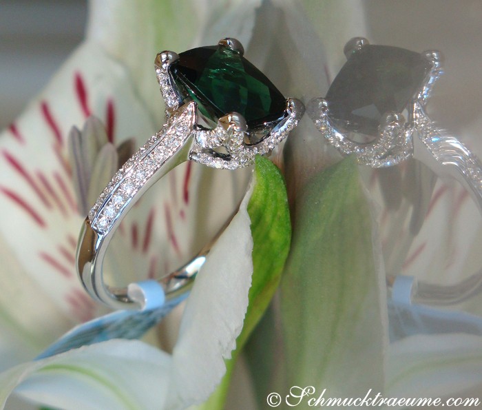 Weißgold-Turmalin-Ring mit Diamanten, detailreich, auf Blume abgestellt