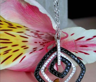 Raffinierter Anhänger mit Schwarzen & Weißen Diamanten in Weißgold 585