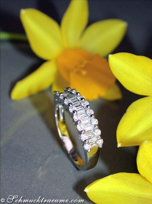 Weißgold 750 Diamantring mit Baguette-Stones, Detailaufnahme, gelbes Blütenhintergrund