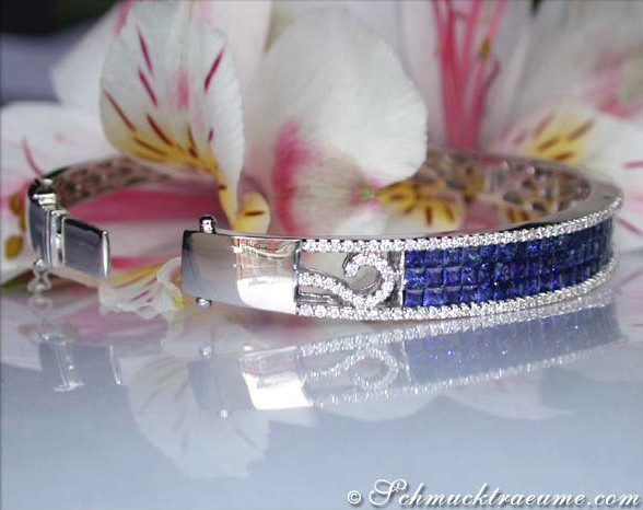 Silberner Saphir-Armreif mit Brillanten auf Blütenhintergrund