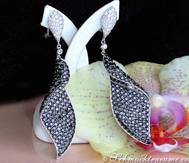 Schwarze Diamant-Ohrringe mit Weißgold, auf Orchideenblüte präsentiert Schwarze Diamant-Ohrringe mit Weißgold, auf Orchideenblüte präsentiert