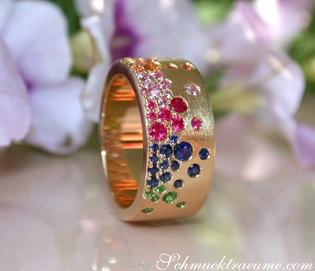 Multicolor Saphir Sternenhimmel Ring aus Gelbgold mit funkelnden Rubinen und Tsavorites