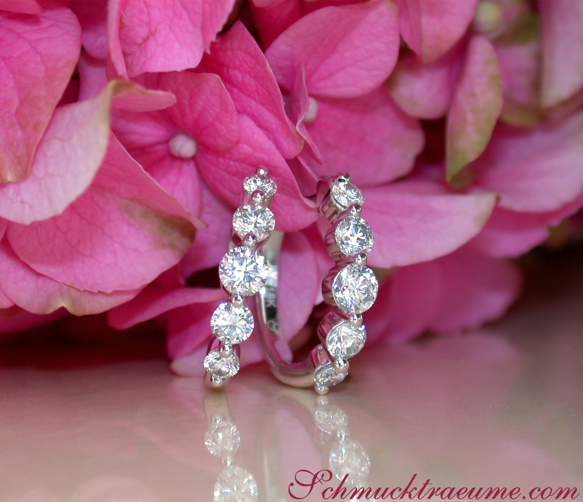 Raffinierte Creolen mit schwebenden Diamanten in Weißgold 750