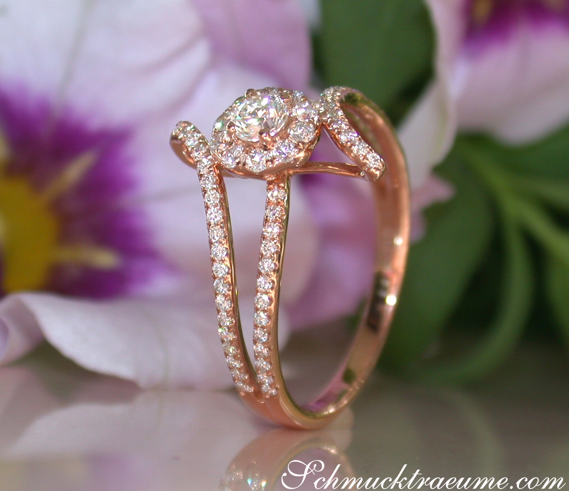 Detailaufnahme des Mini Solitär-Rings mit Brillanten in Roségold 750