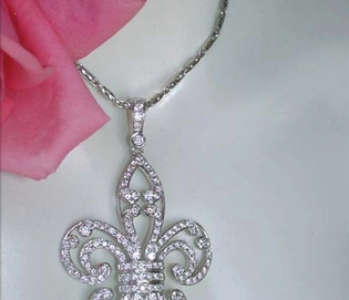 Weißgold-Fleur-de-Lis-Anhänger mit 1.440 Brillanten