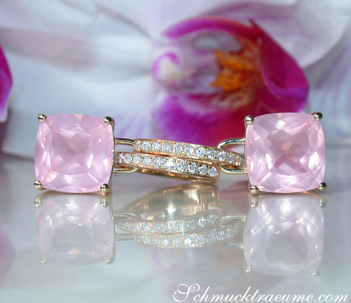 Rosenquarz-Kissen-Ohrstecker mit Diamantbesatz, elegant auf weißem Hintergrund