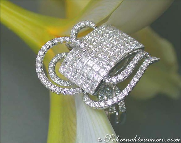 Diamant-Ring mit Princess-Cut-Diamanten auf Blume, Detailaufnahme