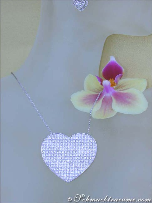 Weißgold Herz-Anhänger mit Diamanten, detailgetreu auf Halsbügel getragen