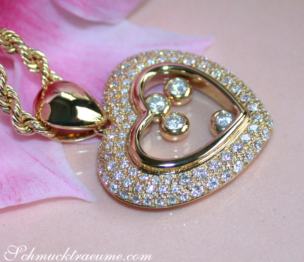 Goldener Brillanten-Herz-Anhänger mit Diamanten auf Kette, detailreich, elegant.