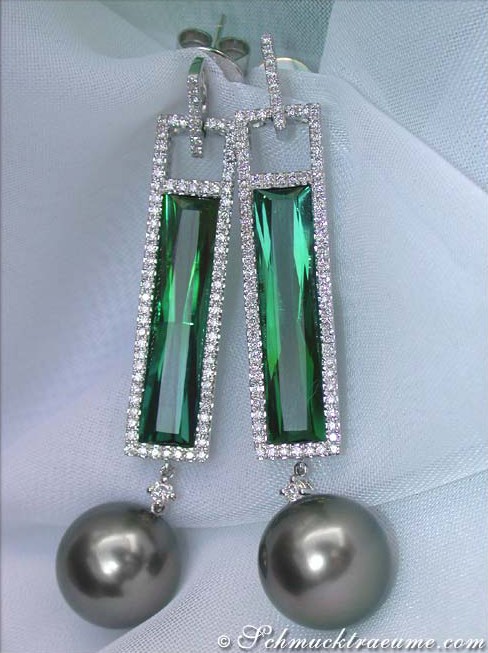 Luxus-Ohrgehänge: Diamanten und grüner Turmalin in Weißgold, Tahitiperlen hängen darunter