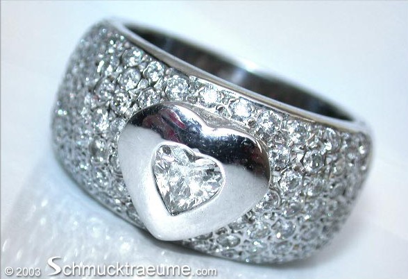 Weißgoldring mit Diamant Herz-Schliff, Detailaufnahme, glänzender Ringstein, hochglänzende Oberfläche