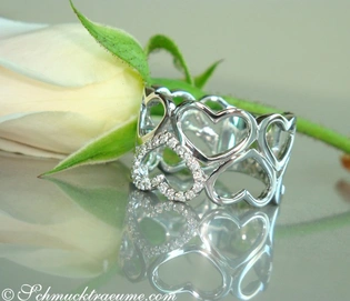 Weißgold Herzring mit Diamanten, raffinierte Herzformen, elegant und zart