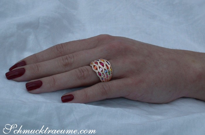 Stattlicher Regenbogen Saphir Ring mit Diamanten - Image 3