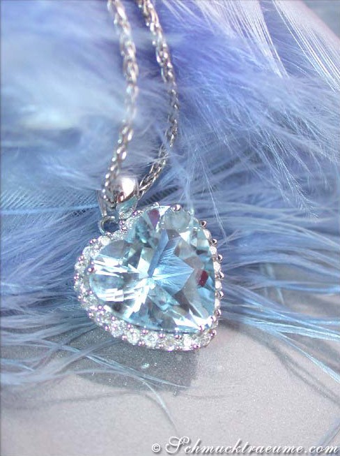 Aquamarin Herz Anhänger mit Diamanten auf Federhintergrund