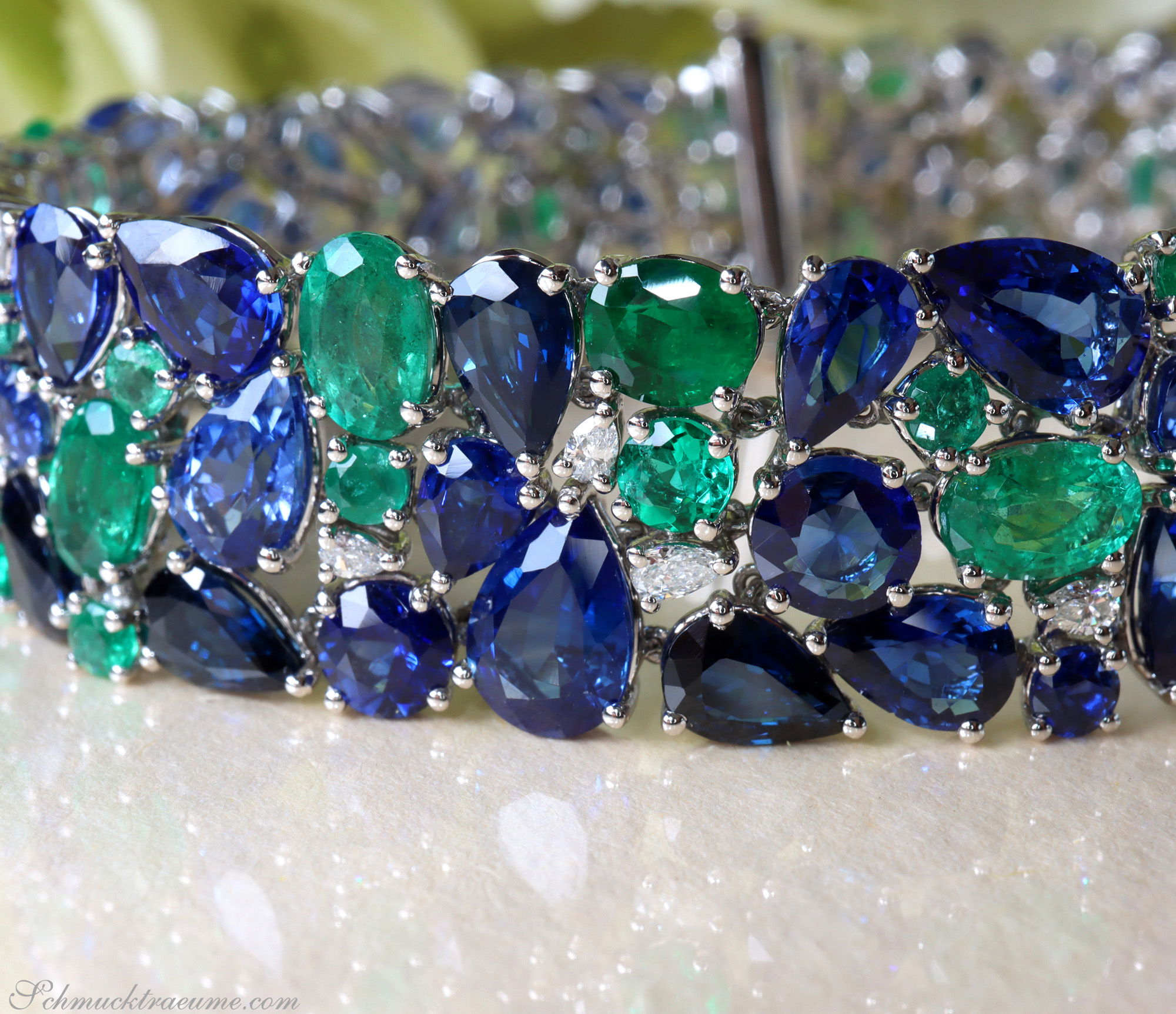 Weißgold-Armband mit Saphiren, Smaragden und Diamanten, Detailaufnahme