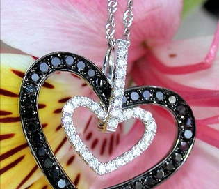 Weißgold-Herzanhänger mit schwarzen und weißen Diamanten