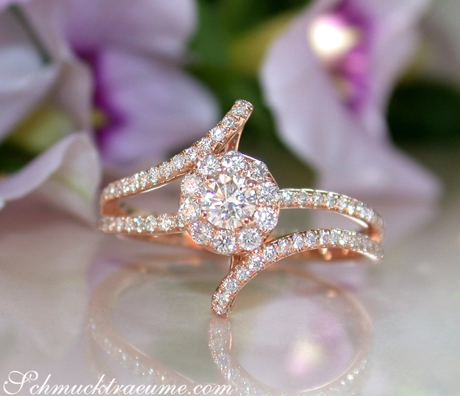 Raffinierter Mini Solitär-Ring aus Roségold mit Brillanten, Detailaufnahme Raffinierter Mini Solitär-Ring aus Roségold mit Brillanten, Detailaufnahme