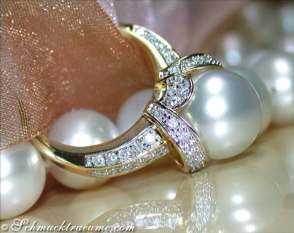 Detailaufnahme von Südseeperlen-Ring mit Brillanten im Kragen-Design