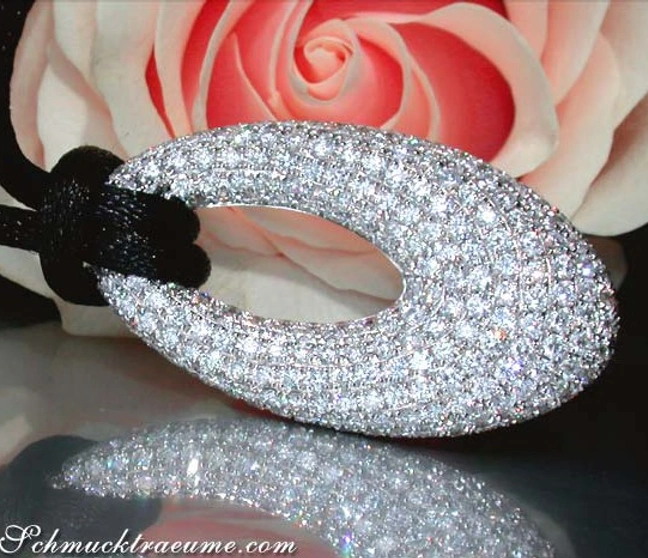 Opulenter Brillanten Donut Anhänger an Satinkordel, detailreich, hochkarätig, glitzernd Opulenter Brillanten Donut Anhänger an Satinkordel, detailreich, hochkarätig, glitzernd