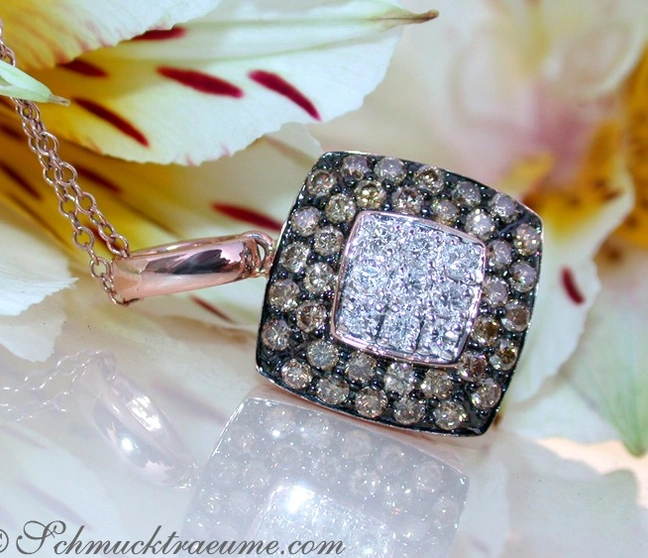 Zeitloser Carré Anhänger mit naturbraunen & weißen Brillanten - Image 1 Zeitloser Carré Anhänger mit naturbraunen & weißen Brillanten - Image 1