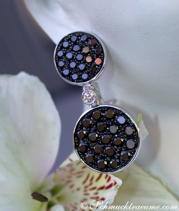 Schwarze Diamanten-Ohrhänger mit Brillanten, Detailaufnahme, elegant, Luxus-Accessoire