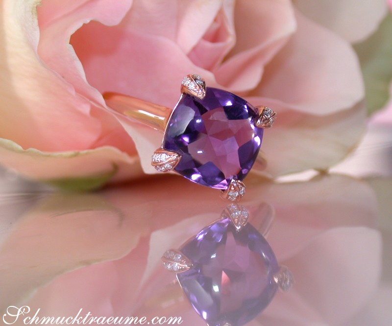 Amethyst-Ring mit Diamanten auf Rosenblüte, Detailaufnahme