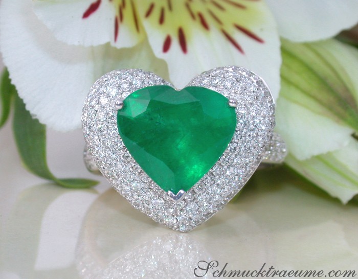 Herzform Smaragd-Ring mit Diamanten in Weißgold, Detailaufnahme, Blütenhintergrund