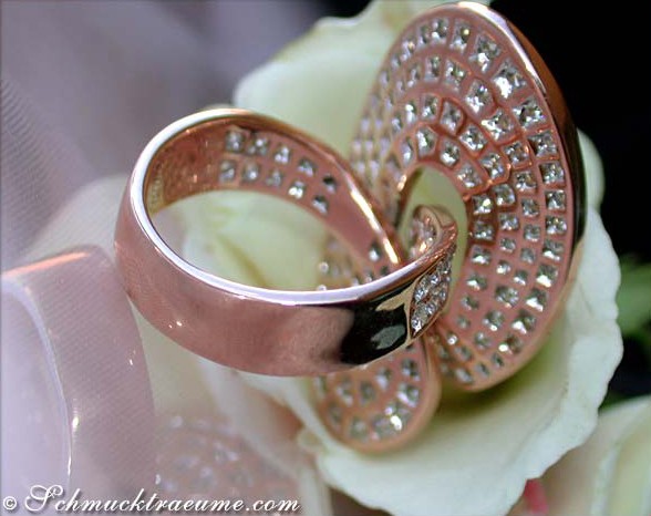 Extravagantes Roségoldring mit Micropavé-Brillanten auf Blüte
