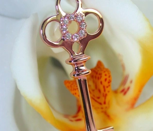RosaGold Schlüssel-Anhänger mit Diamanten in TW VS1