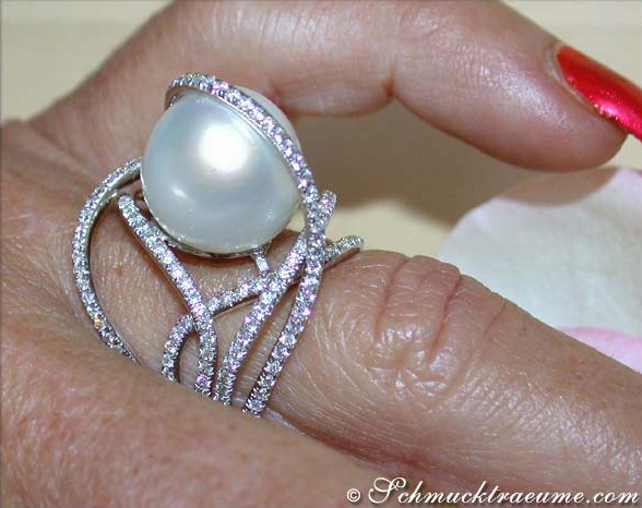 Detailansicht des Südseeperlen-Rings mit Brillanten auf Hand