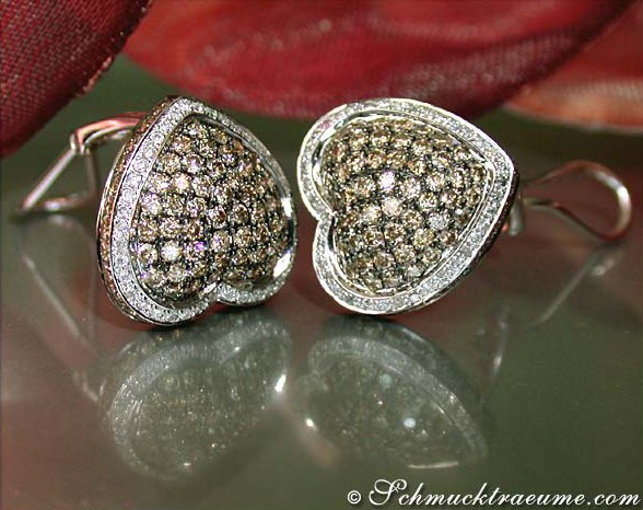 Herzformige Ohrstecker mit braunen und weißen Brillanten in Weißgold 585