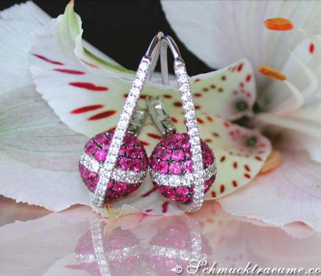 Rubin-Ohrringe mit Brillanten in Weißgold, detailreich gestaltet Rubin-Ohrringe mit Brillanten in Weißgold, detailreich gestaltet