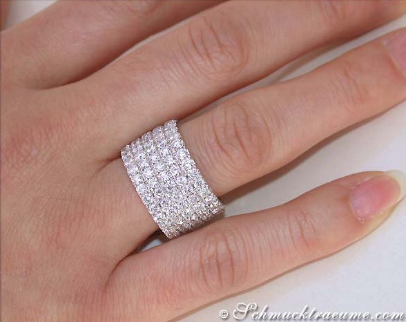 Fünfreihiger Brillanten Memory Ring in Extra Breite auf Hand getragen