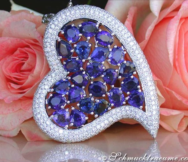 Herzformiger Saphir-Anhänger mit Brillanten, umgeben von Rosenblüten. Herzformiger Saphir-Anhänger mit Brillanten, umgeben von Rosenblüten.