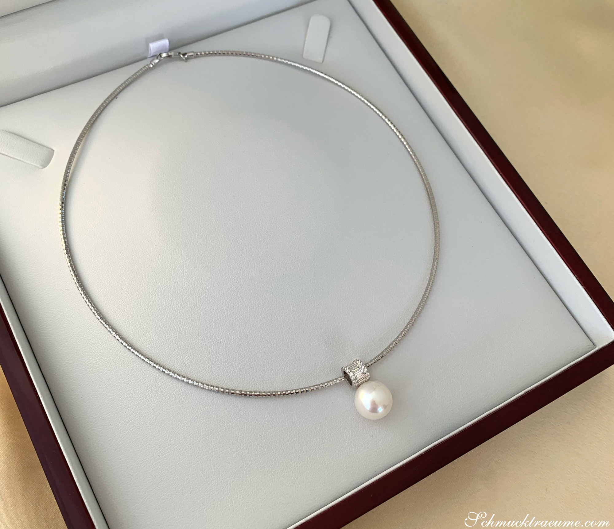 Exklusiver Süßwasserperlenanhänger mit Baguette-Diamanten in Weißgold 750