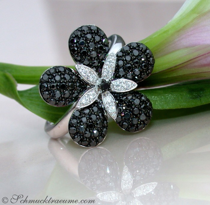 Blumenring mit schwarzen und weißen Diamanten, Detailaufnahme, elegantes Design