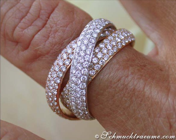 Tricolor-Ring mit Brillanten in Weiß-, Gelb- & Roségold, Detailaufnahme am Finger