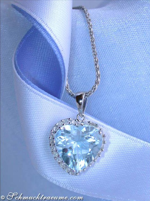 Weißgold-Aquamarin Herz-Anhänger mit Diamanten von Graziler Schmuck