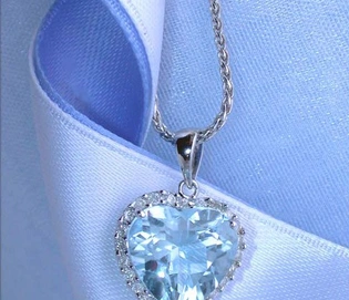 Weißgold-Aquamarin Herz-Anhänger mit Diamanten von Graziler Schmuck