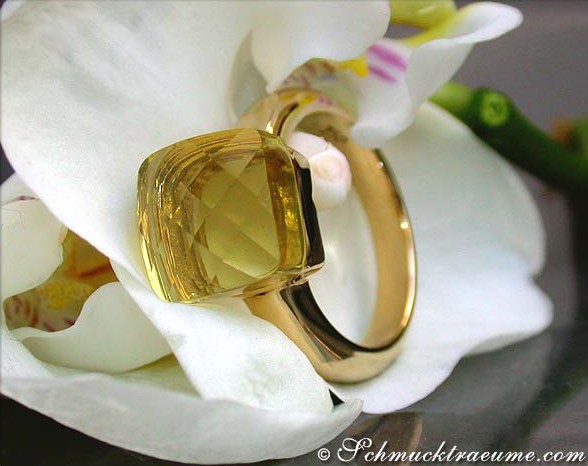 Goldener Zitronenquarz-Ring mit klaren Facetten auf Orchideenblüte