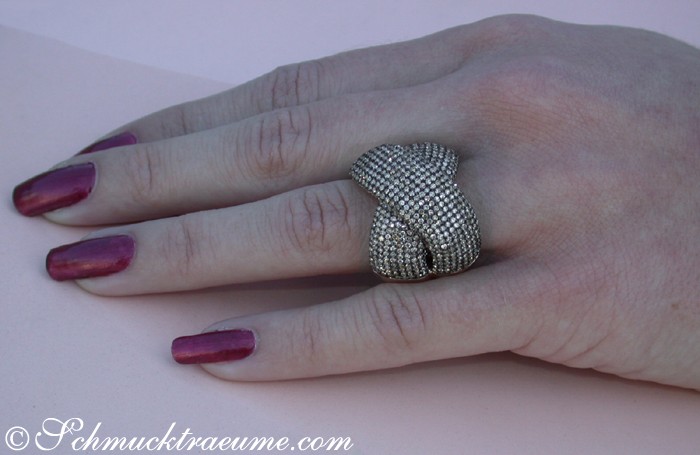 Opulenter Ring mit naturbraunen Brillanten auf Hand mit lackierten Nägeln
