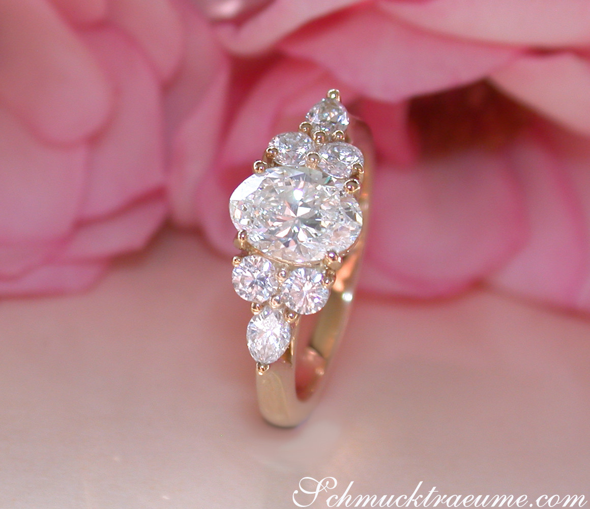 Rosenblätter im Hintergrund, goldenes Ovalschliff-Diamant-Ring mit Diamant-Details