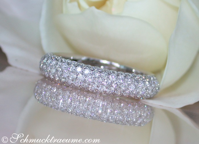 Diamanten-Pavé-Ring in Weißgold, detailreich, elegant, auf Blüte präsentiert