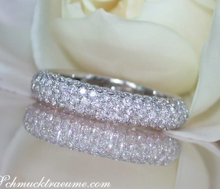 Diamanten-Pavé-Ring in Weißgold, detailreich, elegant, auf Blüte präsentiert