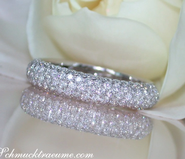 Diamanten-Pavé-Ring in Weißgold, detailreich, elegant, auf Blüte präsentiert Diamanten-Pavé-Ring in Weißgold, detailreich, elegant, auf Blüte präsentiert